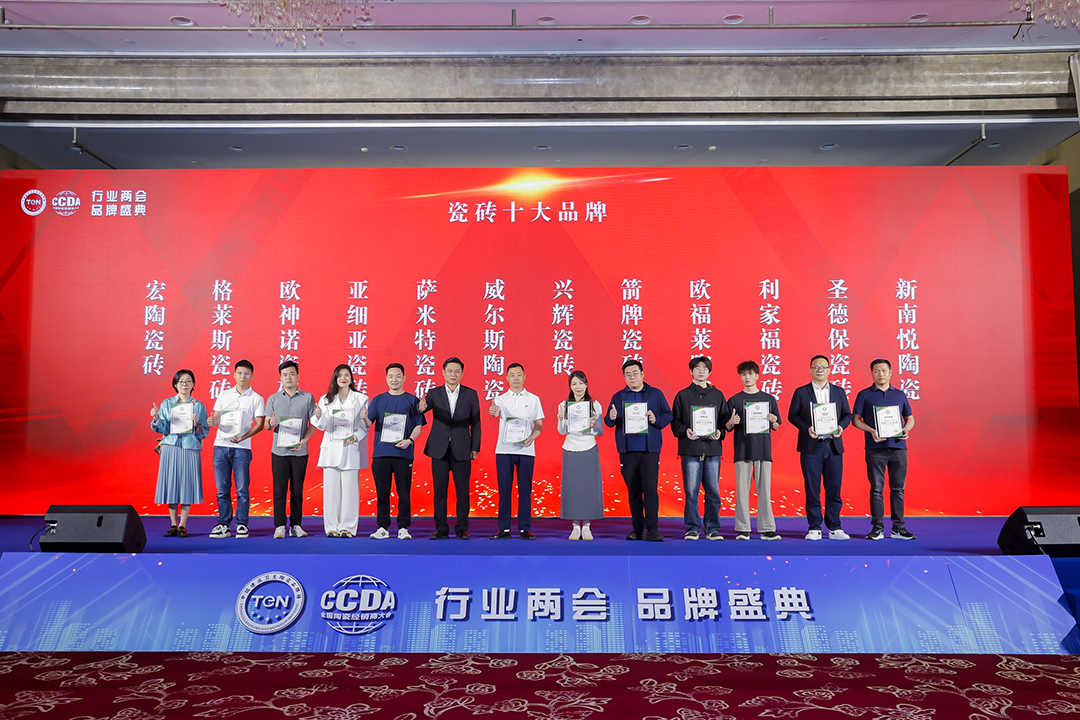 歐福萊領(lǐng)獎(jiǎng).jpg